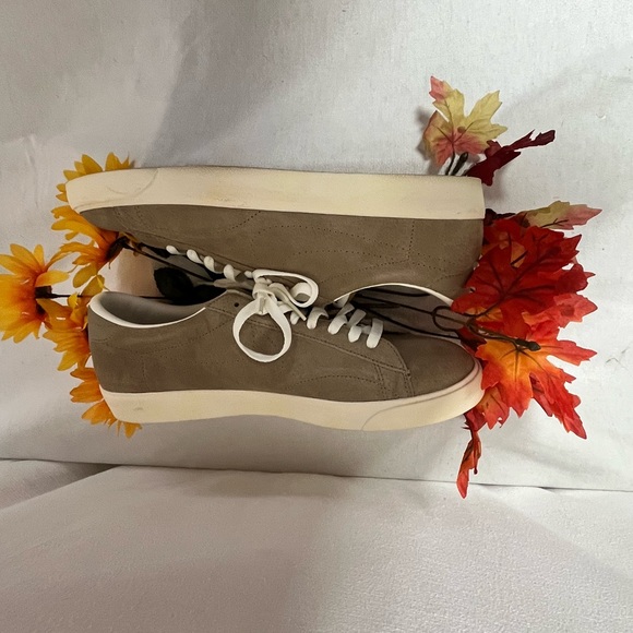 EUC men’s Nike promo tennis shoe in beige suede 11.5 - Picture 2 of 10